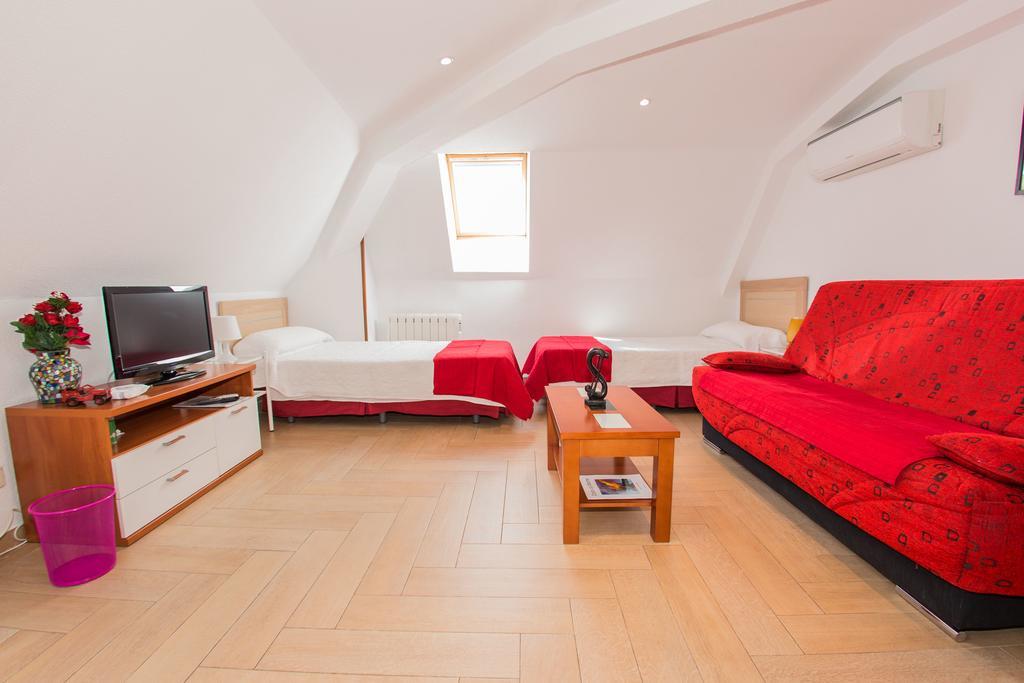Apartamentos Madrid Centro Exterior photo