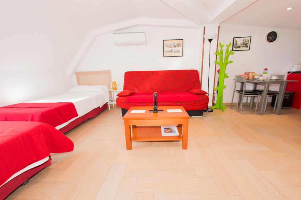 Apartamentos Madrid Centro Exterior photo